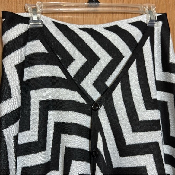 Black and White Chevron 3 ways to wear  Shaw metallic new one size fits all - Picture 3 of 7